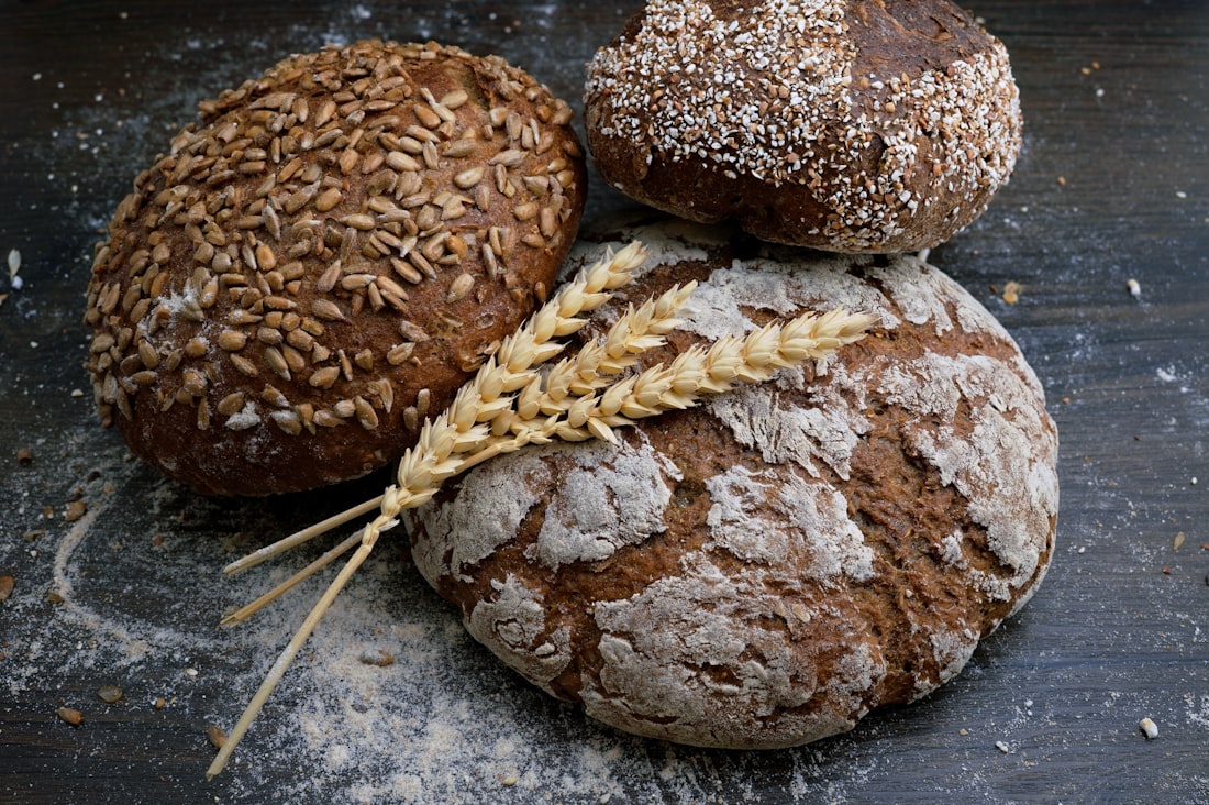 Pains de campagne dorés et épis de blé