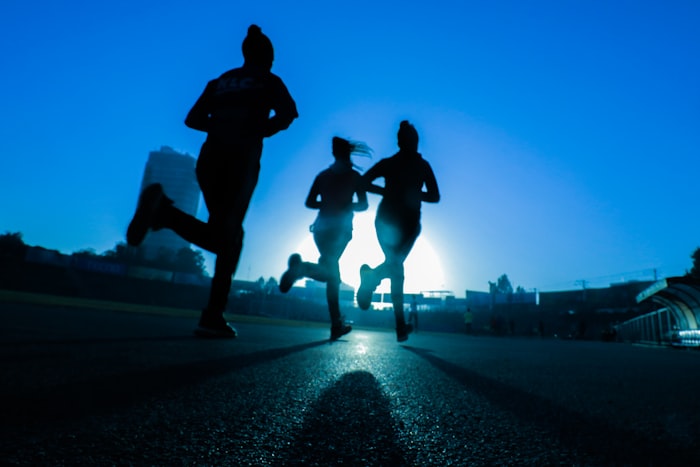 Coureurs à contre-jour