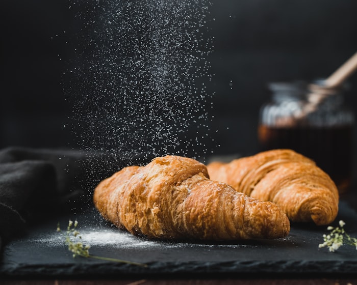 Croissant saupoudré de farine