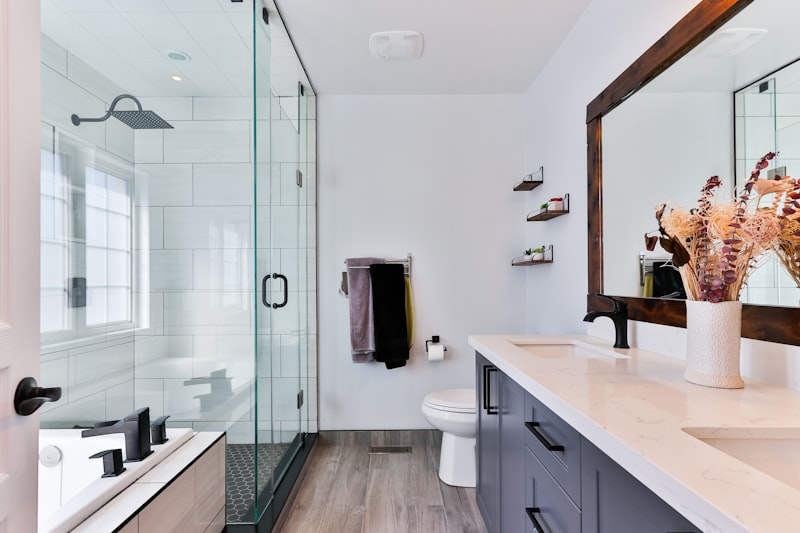 Salle de bain claire avec douche à l'italienne
