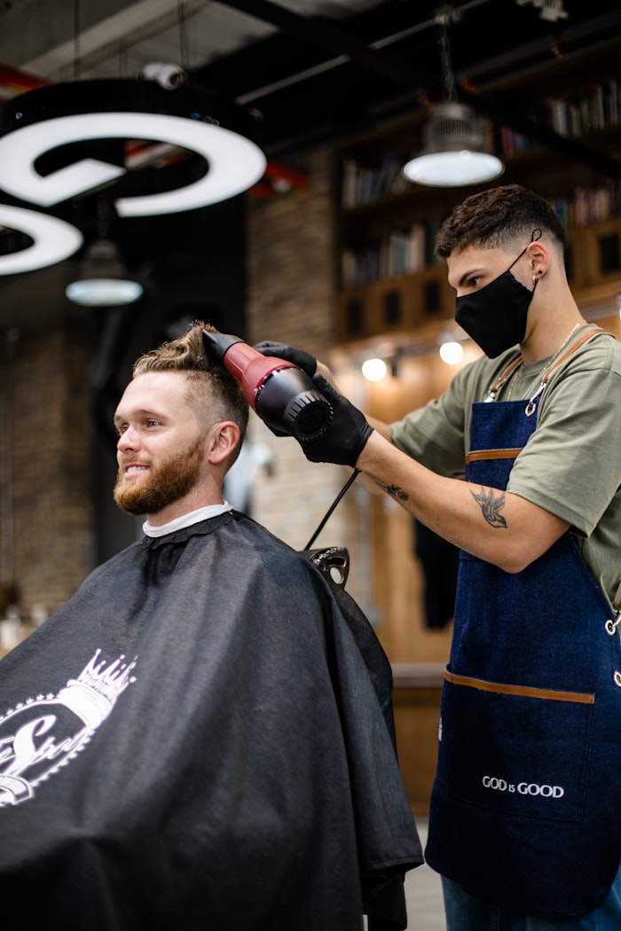 Coiffage à la brosse et au sèche-cheveux